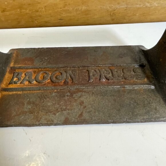 Vintage Cast Iron Pig Design Bacon Press With Wooden Handle - Picture 6 of 12